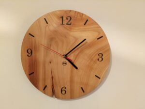 Holzuhr Handarbeit
