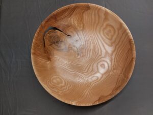 Schale aus Esche mit Astloch