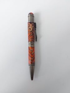 Stift aus einem in Epoxitharz eingegossenem Tannenzapfen